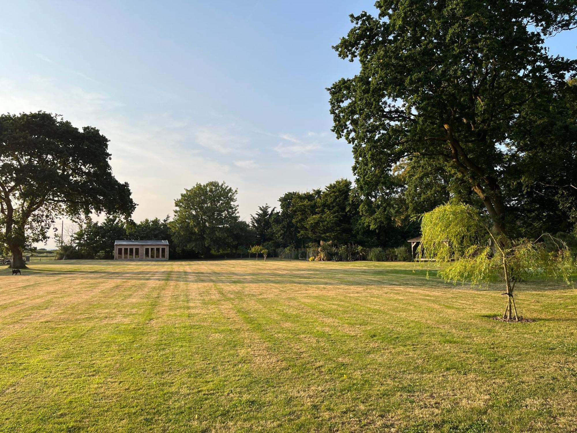 Stay At 'The Elms' In Tranquil Church Norton, Selsey - Ground Floor Bedroom, Own Private Bathroom, Quiet Beach, 2 Acre Garden By The Sea, On Edge Of Wildlife Nature Reserve Eksteriør bilde
