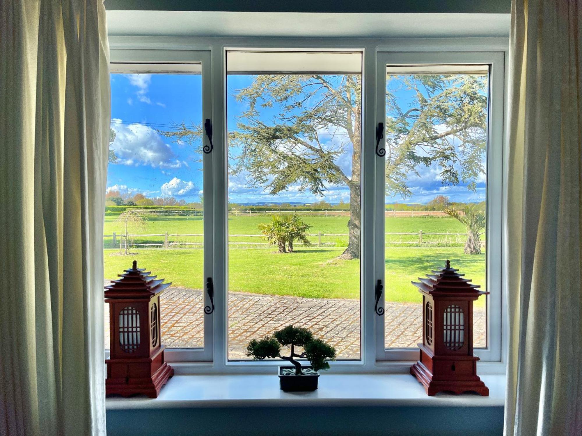Stay At 'The Elms' In Tranquil Church Norton, Selsey - Ground Floor Bedroom, Own Private Bathroom, Quiet Beach, 2 Acre Garden By The Sea, On Edge Of Wildlife Nature Reserve Eksteriør bilde