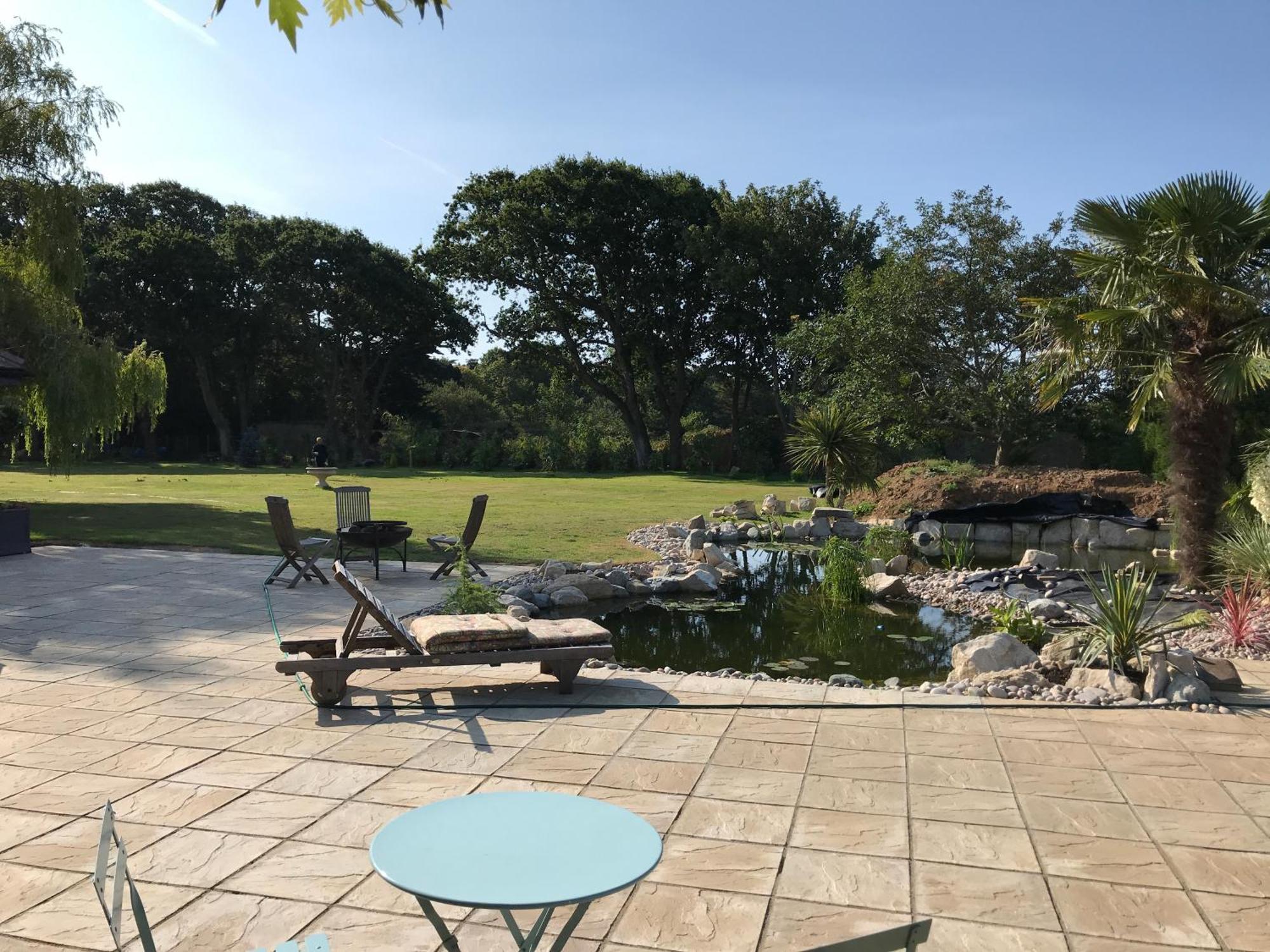 Stay At 'The Elms' In Tranquil Church Norton, Selsey - Ground Floor Bedroom, Own Private Bathroom, Quiet Beach, 2 Acre Garden By The Sea, On Edge Of Wildlife Nature Reserve Eksteriør bilde